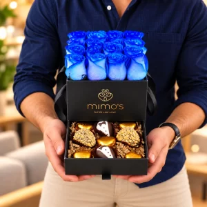 Box con 16 rosas azules, fresas con chocolate y chocolates en forma de corazón