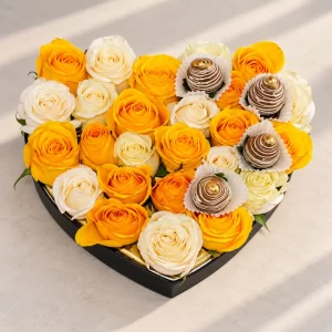 Corazón floral con rosas amarillas y blancas y chocofresas