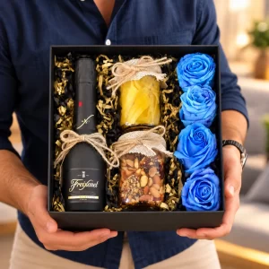 Box negro con rosas azules, espumante, chifles piuranos y fresas con chocolate