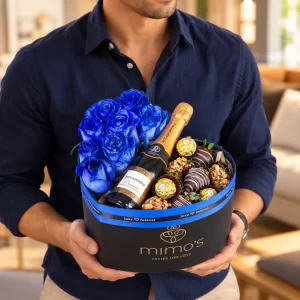 Box en forma de corazón con rosas azules, fresas con chocolate, Ferrero Rocher y espumante