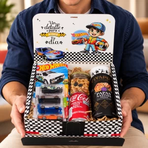 Box Wheels abierto con cuatro carros Hot Wheels, Coca-Cola, papas nativas y mix de frutos secos